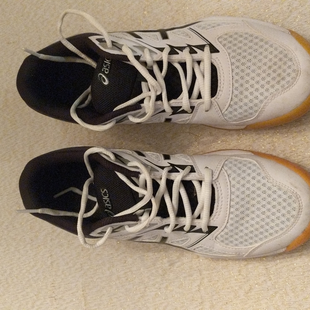 Tennis shoes